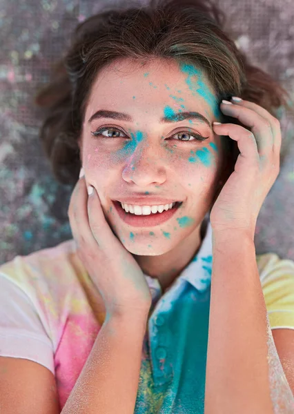 Boldog nő Holi porral az arcán — Stock Fotó