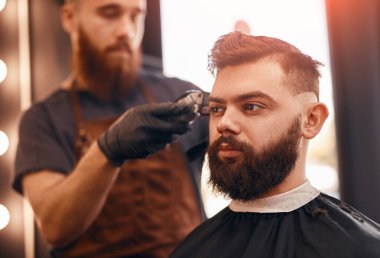 Erkek berber sakallı müşterinin tıraş tapınağı.