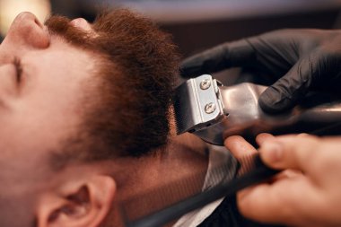 Berber dükkanındaki adamın sakalını tımar etme ustası