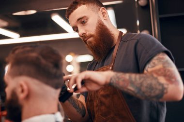 Müşteriyle çalışan odaklı dövmeli berber