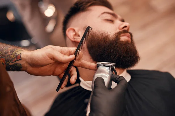 Berber, züppe müşterinin sakalını kesiyor. — Stok fotoğraf