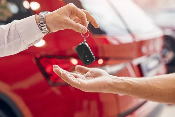 Cliente da colheita que recebe a chave do carro novo — Fotografia de Stock