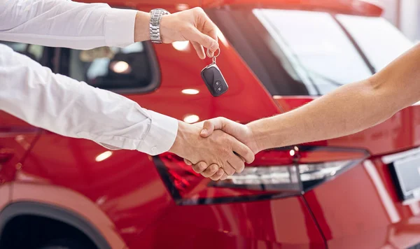 Crop distribuidor con las llaves del coche estrechando la mano del cliente —  Fotos de Stock