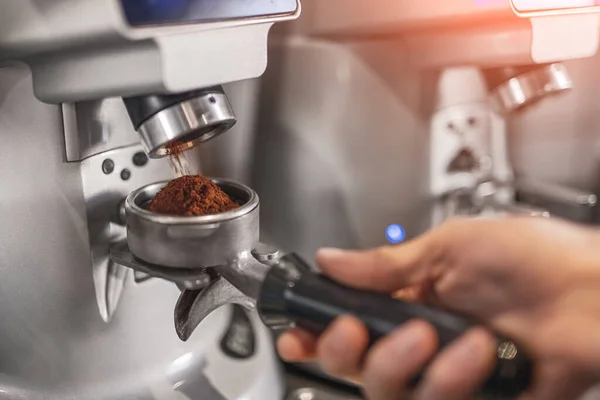 Crop barista őrlés kávé kávézóban — Stock Fotó