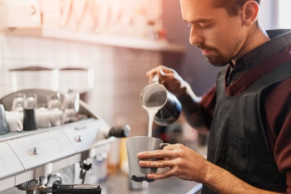 Barista用牛奶煮咖啡 — 图库照片