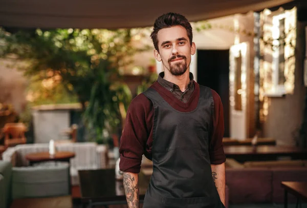 Friendly hipster barman de pé no café — Fotografia de Stock