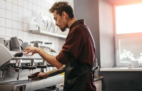 Barbudo barista elaboración de café en la cafetería — Foto de Stock