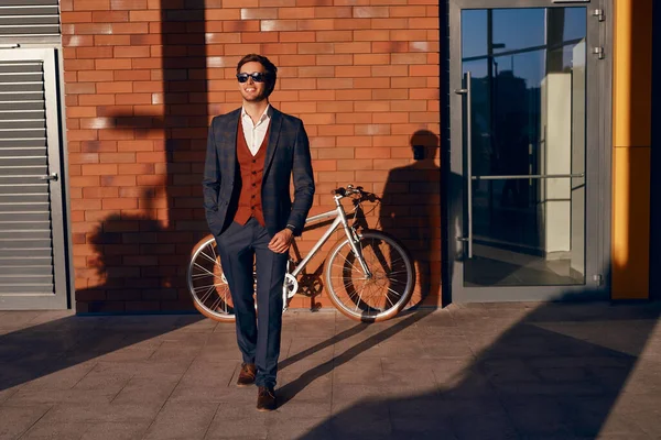 Fröhlicher Geschäftsmann verlässt Fahrrad — Stockfoto