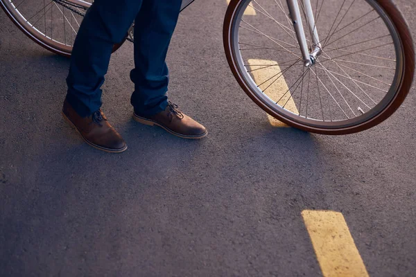 自転車交差道路を持つ作物の男 — ストック写真