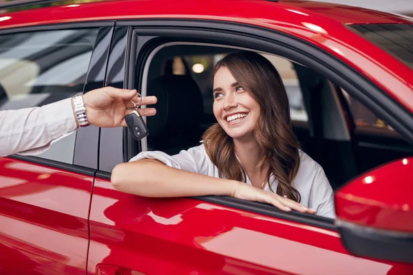 행복 한 여자에게 자동차 열쇠를 주는 자동차 관리인 — 스톡 사진
