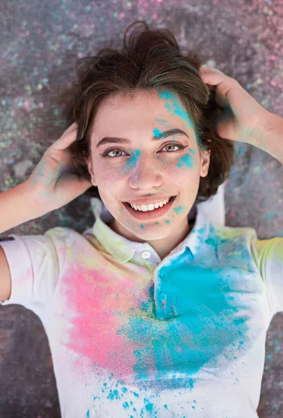 Boldog nő festett foltokkal az aszfalton. — Stock Fotó