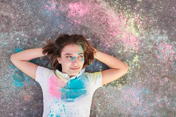 Jeune femme relaxante sur un terrain coloré — Photo