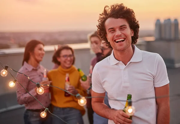 Uomo felice con birra godendo ritrovo con gli amici — Foto Stock