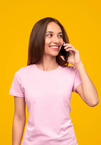 Glada modern kvinna chatta via mobiltelefon — Stockfoto