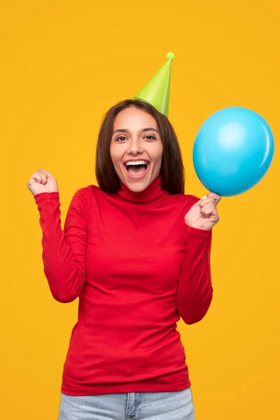 Взволнованная молодая женщина празднует день рождения — стоковое фото