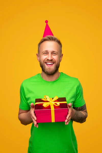 Podekscytowany brodaty mężczyzna z prezentem urodzinowym — Zdjęcie stockowe