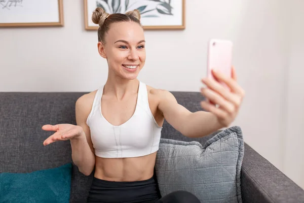 Fit influencer recording video for blog — Stock Photo, Image
