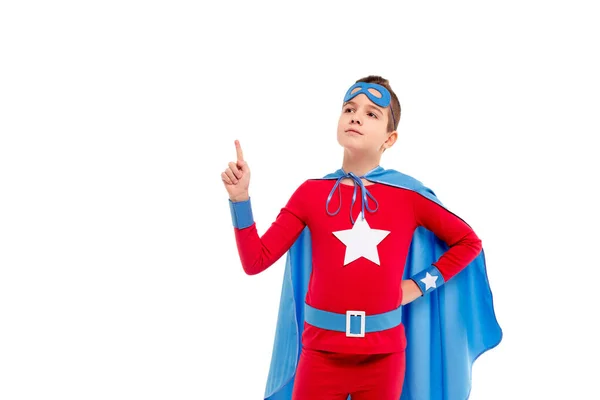 Självsäker liten superhjälte som pekar uppåt — Stockfoto