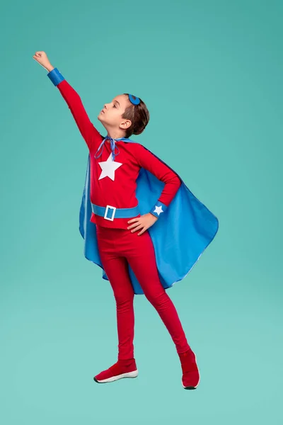 Fuerte pequeño superhéroe preparándose para volar — Foto de Stock