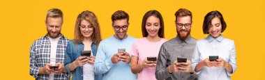 Modern gündelik insanların cep telefonlarıyla mesajlaşması