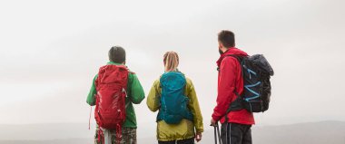 Sisli dağlarda bir grup gezgin