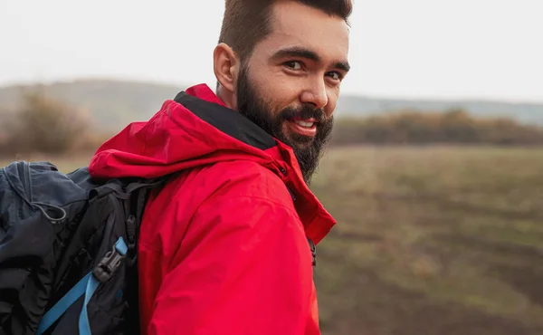 Viajero barbudo feliz con mochila en la naturaleza — Foto de Stock