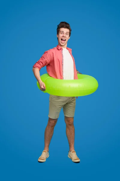 Homem engraçado com tubo inflável — Fotografia de Stock