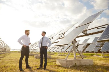İş adamları güneş enerjisi santralinde konuşuyor