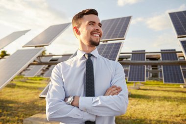 Güneş enerjisi istasyonunda kendinden emin bir işadamı