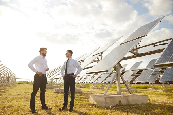 Empresários falando sobre usina de energia solar — Fotografia de Stock