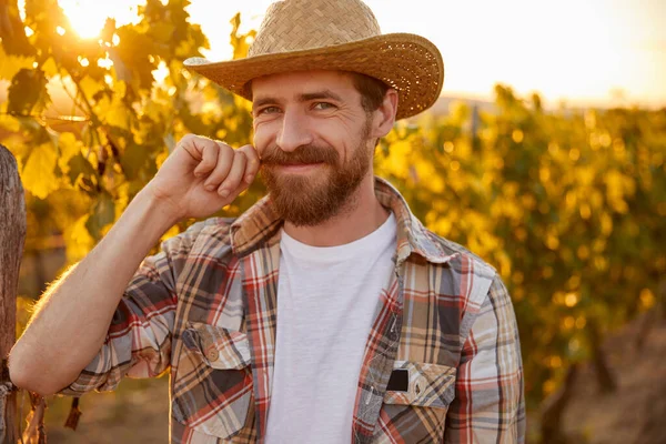 Positivo enólogo curling bigode na fazenda — Fotografia de Stock