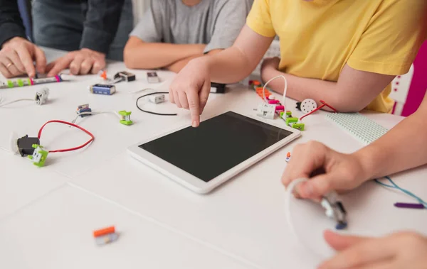 Niños con tableta estudiando robótica en la escuela — Foto de Stock