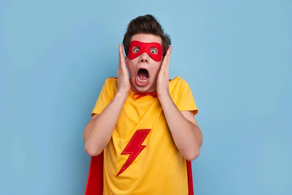 Skräckslagen superhjälte man skriker och tittar på kameran — Stockfoto