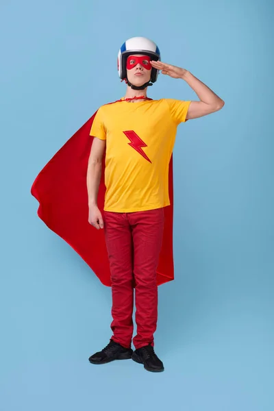 Muž v kostýmu superhrdiny se salutujícím gestem — Stock fotografie