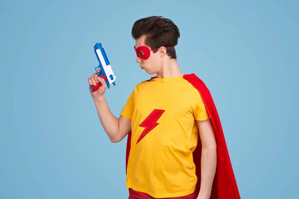Statečný superhrdina s hračkou zbraň — Stock fotografie