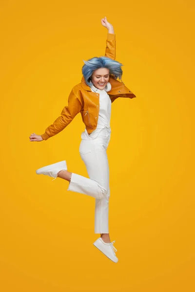 하늘에서 뛰어오르는 흥분 한 여자 우승자 — 스톡 사진