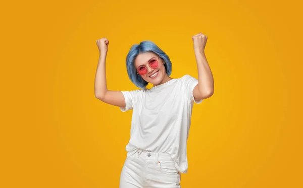 Mujer alegre con el pelo teñido celebrando el éxito — Foto de Stock