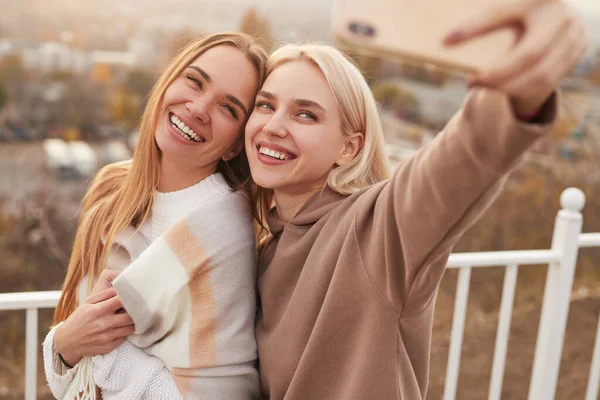 Feliz elegante namoradas tomando selfie no terraço — Fotografia de Stock