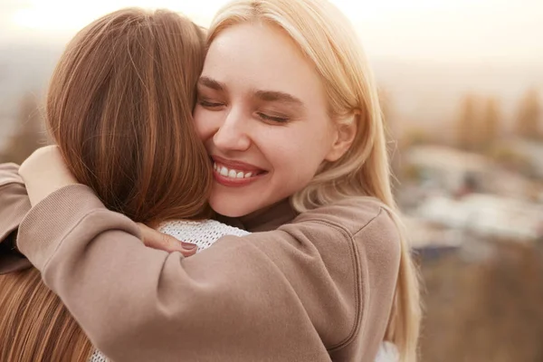 Happy meilleures copines câlins dans la nature — Photo