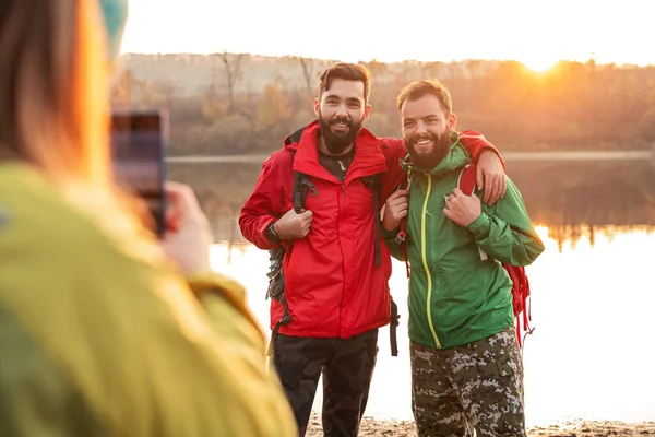 Hikers taking photo near lake — Stock Photo, Image