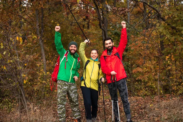 Alegre amigos de senderismo en el bosque de otoño — Foto de Stock