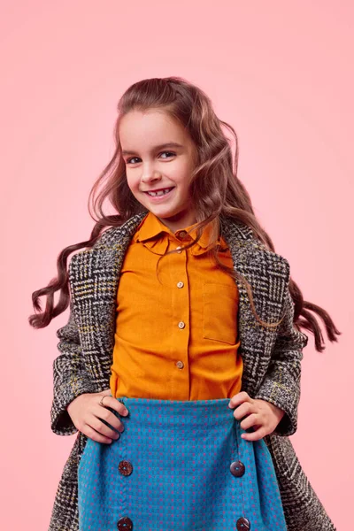 Модна маленька дівчинка в барвистому повсякденному вбранні — стокове фото