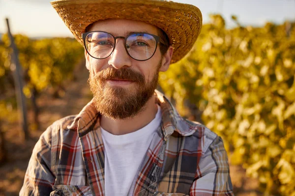 Pewny siebie winiarz w gospodarstwie winogronowym — Zdjęcie stockowe
