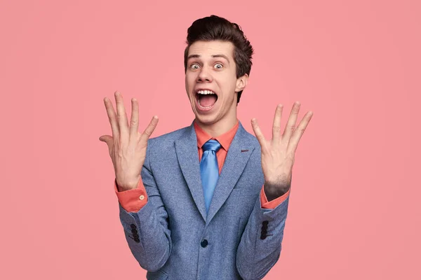 Empresário animado mostrando 9 dedos — Fotografia de Stock