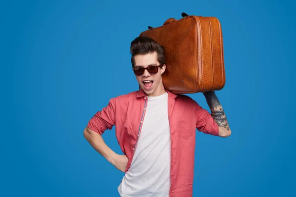 Vrolijke stijlvolle man met koffer — Stockfoto
