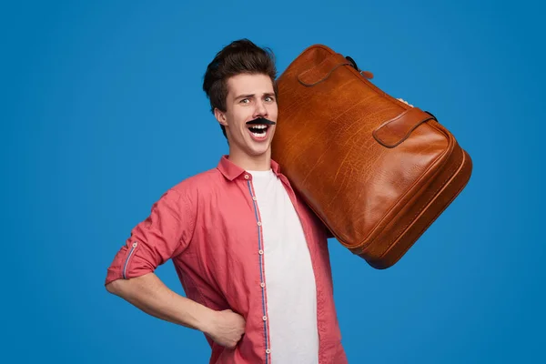 Vicces férfi turista bőrönddel — Stock Fotó
