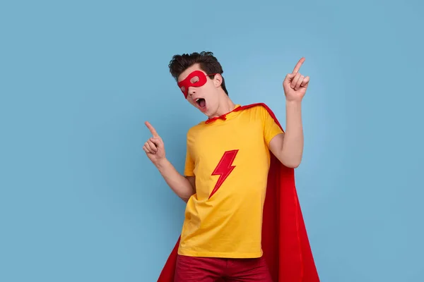 Grappige man in superheld kostuum dansen — Stockfoto