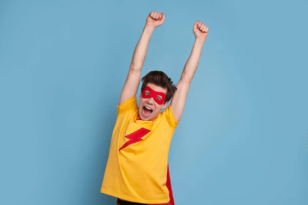 Verrückter männlicher Superheld feiert Sieg — Stockfoto