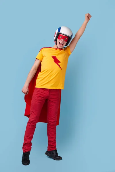 Lustiger Superheld, der vorgibt zu fliegen — Stockfoto