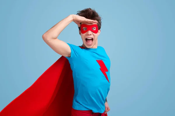 Feliz superhéroe masculino mirando a la cámara — Foto de Stock